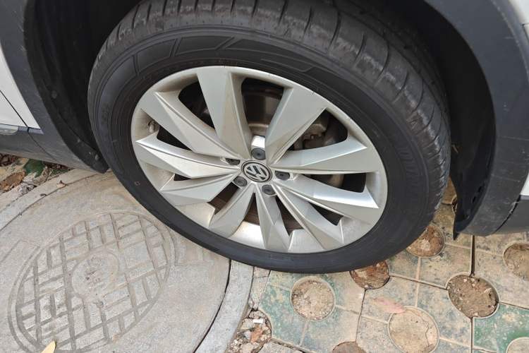 Used Volkswagen Tayron 2020 330TSI Two-Wheel Drive Luxury Connected Pro Edition Right Front Wheel Hub