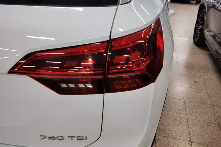 Used Volkswagen Tayron 2020 280TSI Two-Wheel Drive Luxury Connect Edition Right Rear Taillight