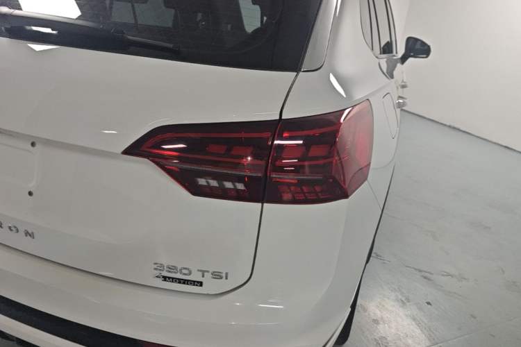 Used Volkswagen Tayron 2020 380TSI All-Wheel Drive R-Line Connected Version Right Rear Taillight