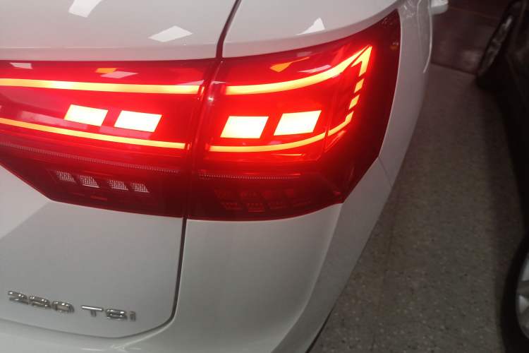 Used Volkswagen Tayron 2020 280TSI Two-Wheel Drive Luxury Connect Edition Right Rear Taillight