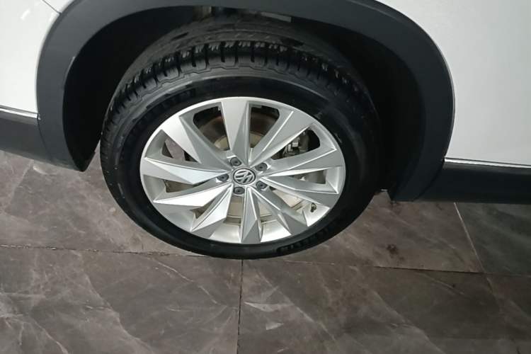 Used Volkswagen Tayron 2020 330TSI Two-Wheel Drive Luxury Connected Pro Edition Right Rear Wheel Hub