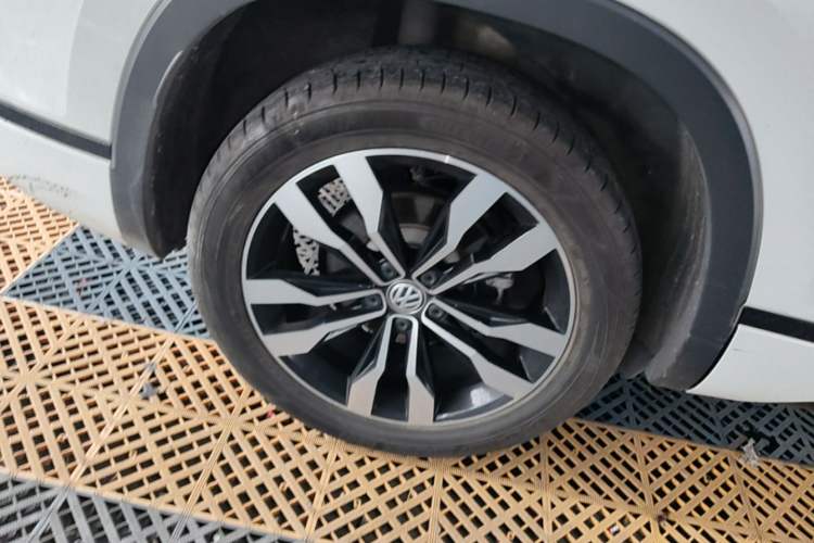 Used Volkswagen Tayron 2020 380TSI All-Wheel Drive R-Line Connected Version Right Rear Wheel Hub