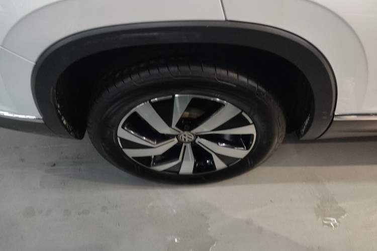 Used Volkswagen Tayron 2020 280TSI Two-Wheel Drive Luxury Connect Edition Right Rear Wheel Hub