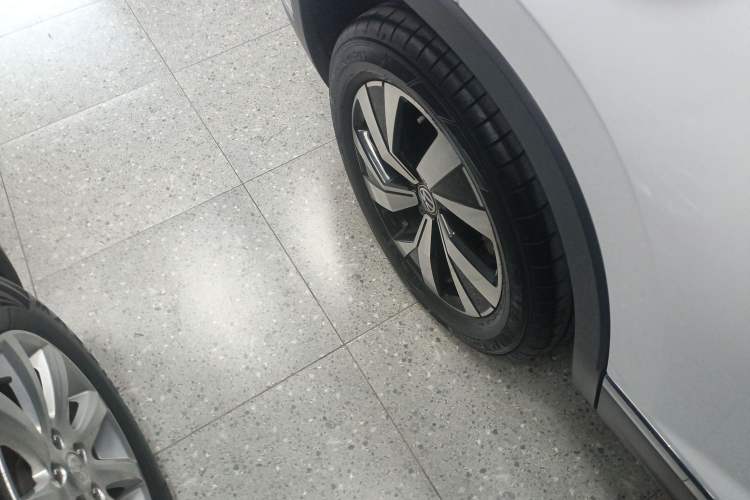 Used Volkswagen Tayron 2020 280TSI Two-Wheel Drive Luxury Connect Edition Right Rear Wheel Hub
