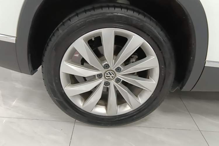 Used Volkswagen Tayron 2020 330TSI Two-Wheel Drive Luxury Connected Pro Edition Right Rear Wheel Hub