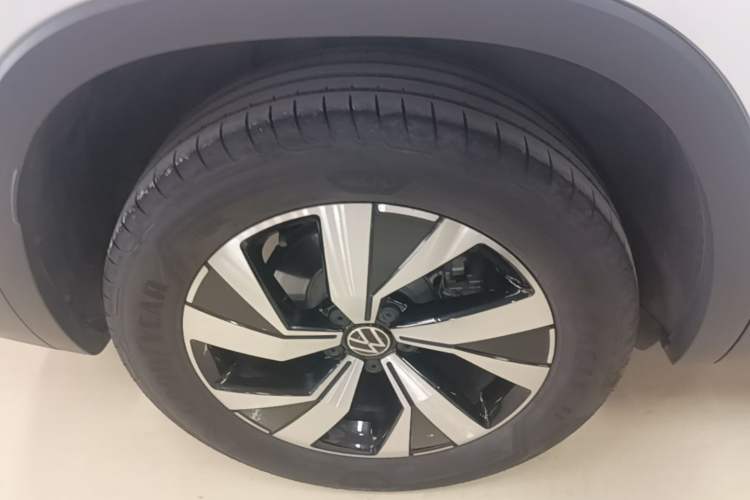 Used Volkswagen Tayron 2020 280TSI Two-Wheel Drive Luxury Connect Edition Right Rear Wheel Hub