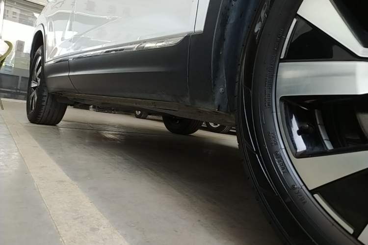 Used Volkswagen Tayron 2020 330TSI Two-Wheel Drive Luxury Smart Connectivity Version Right Side Sill