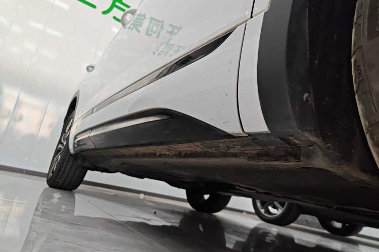 Used Volkswagen Tayron 2020 380TSI All-Wheel Drive R-Line Connected Version Right Side Sill