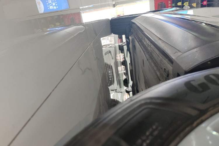 Used Volkswagen Tayron 2020 330TSI Two-Wheel Drive Luxury Connected Pro Edition Right Side Sill