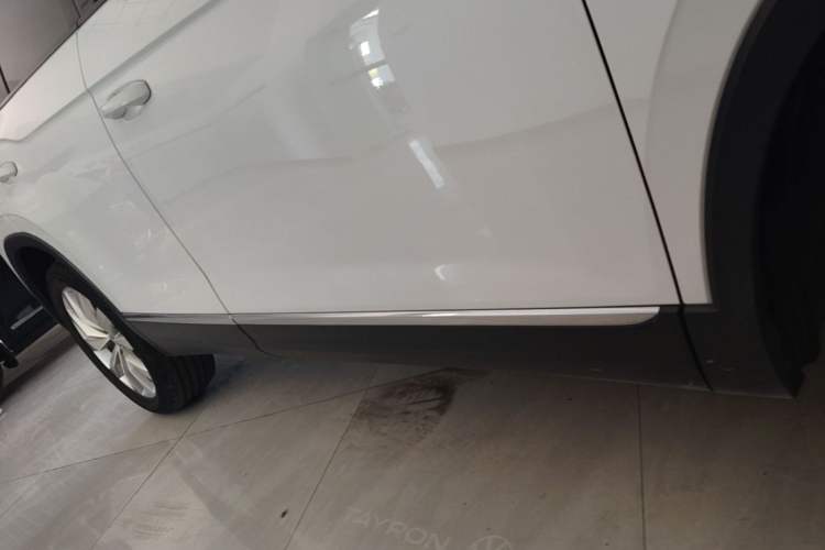 Used Volkswagen Tayron 2020 330TSI Two-Wheel Drive Luxury Connected Pro Edition Right Side Sill