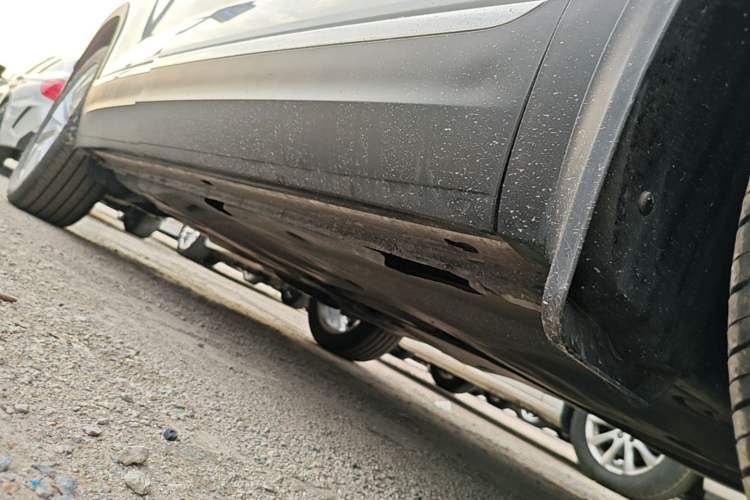 Used Volkswagen Tayron 2020 330TSI Two-Wheel Drive Luxury Connected Pro Edition Right Side Sill