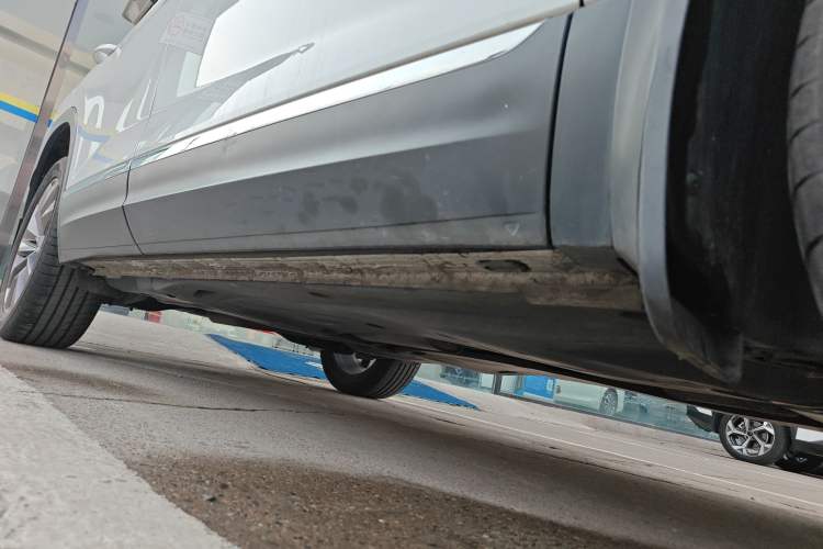 Used Volkswagen Tayron 2020 330TSI Two-Wheel Drive Luxury Smart Connectivity Version Right Side Sill