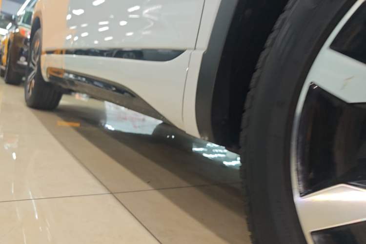 Used Volkswagen Tayron 2020 380TSI All-Wheel Drive R-Line Connected Version Right Side Sill
