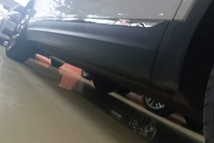 Used Volkswagen Tayron 2020 280TSI Two-Wheel Drive Luxury Connect Edition Right Side Sill