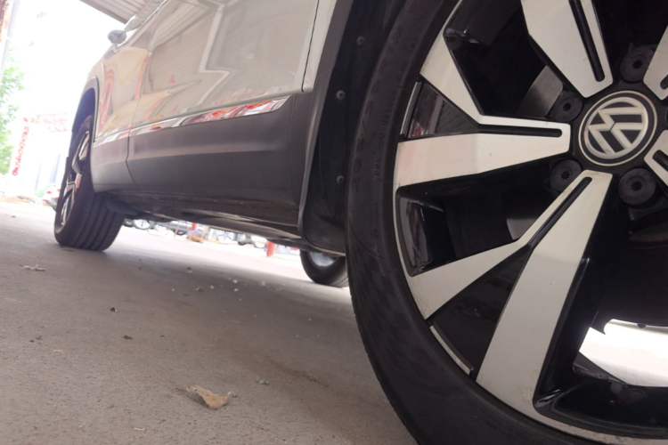 Used Volkswagen Tayron 2020 330TSI Two-Wheel Drive Luxury Smart Connectivity Version Right Side Sill