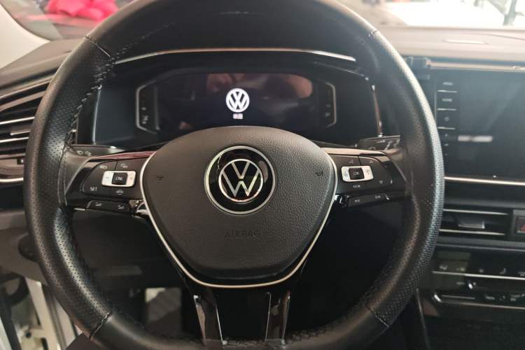 Used Volkswagen Tayron 2020 330TSI Two-Wheel Drive Luxury Connected Pro Edition Steering Wheel