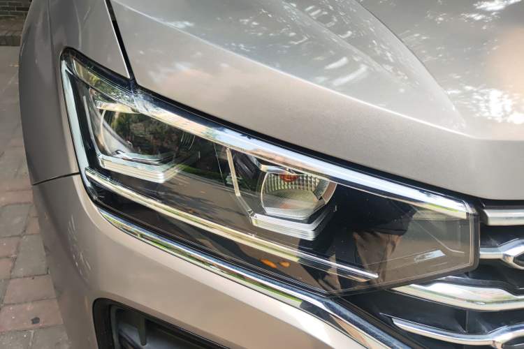 Used Volkswagen Tayron 2020 330TSI Two-Wheel Drive Luxury Smart Connectivity Version Right Front Headlight