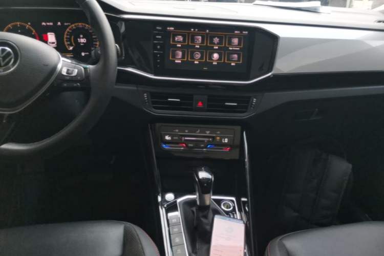 Used Volkswagen Tayron 2021 330TSI Two-Wheel Drive Luxury Smart Connectivity Version Audio And AC Panel