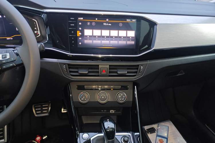 Used Volkswagen Tayron 2021 330TSI Two-Wheel Drive 30th Anniversary Edition Audio And AC Panel
