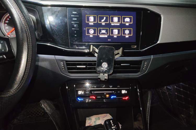 Used Volkswagen Tayron 2021 330TSI Two-Wheel Drive Luxury Smart Connectivity Version Audio And AC Panel
