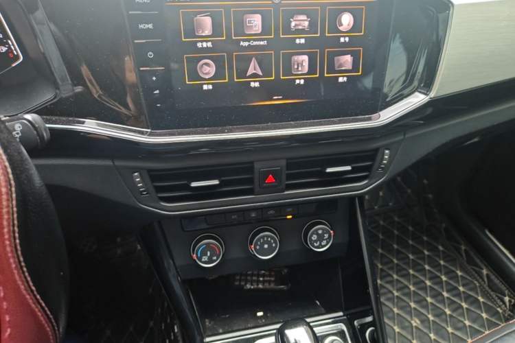 Used Volkswagen Tayron 2021 330TSI Two-Wheel Drive 30th Anniversary Edition Audio And AC Panel
