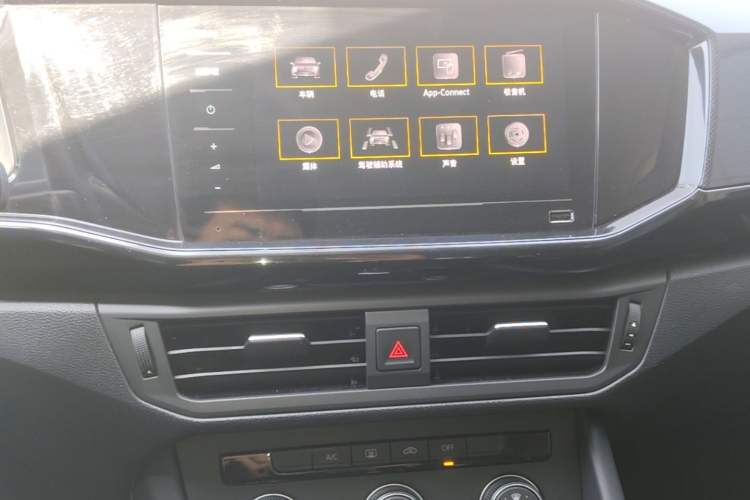 Used Volkswagen Tayron 2021 280TSI Two-Wheel Drive Comfort Connect Edition Audio And AC Panel