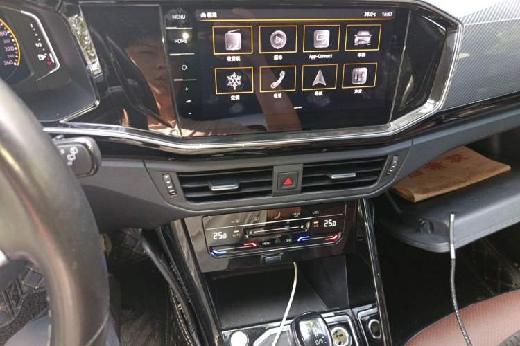 Used Volkswagen Tayron 2021 380TSI All-Wheel Drive R-Line Connected Version Audio And AC Panel
