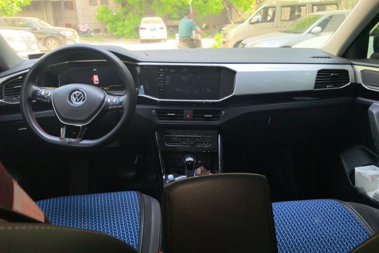 Used Volkswagen Tayron 2021 330TSI Two-Wheel-Drive 3rd Anniversary Limited Edition Center Console