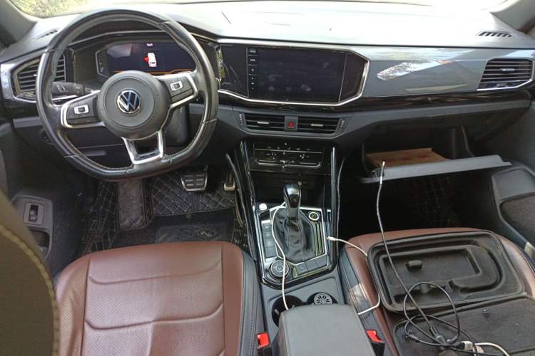 Used Volkswagen Tayron 2021 380TSI All-Wheel Drive R-Line Connected Version Center Console