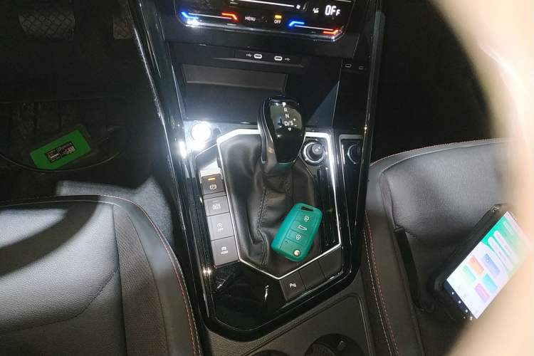 Used Volkswagen Tayron 2021 330TSI Two-Wheel-Drive 3rd Anniversary Limited Edition Gear Lever