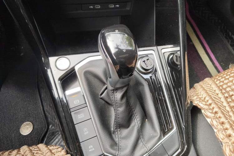 Used Volkswagen Tayron 2021 330TSI Two-Wheel-Drive 3rd Anniversary Limited Edition Gear Lever