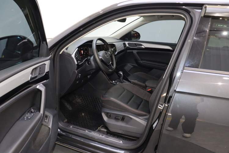 Used Volkswagen Tayron 2021 330TSI Two-Wheel-Drive 3rd Anniversary Limited Edition Interior 2