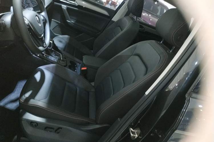 Used Volkswagen Tayron 2021 330TSI Two-Wheel-Drive 3rd Anniversary Limited Edition Left Front Seat