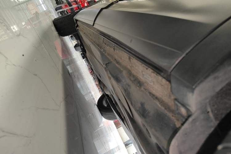 Used Volkswagen Tayron 2021 330TSI Two-Wheel-Drive 3rd Anniversary Limited Edition Left Side Sill