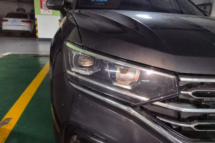 Used Volkswagen Tayron 2021 380TSI All-Wheel Drive R-Line Connected Version Right Front Headlight