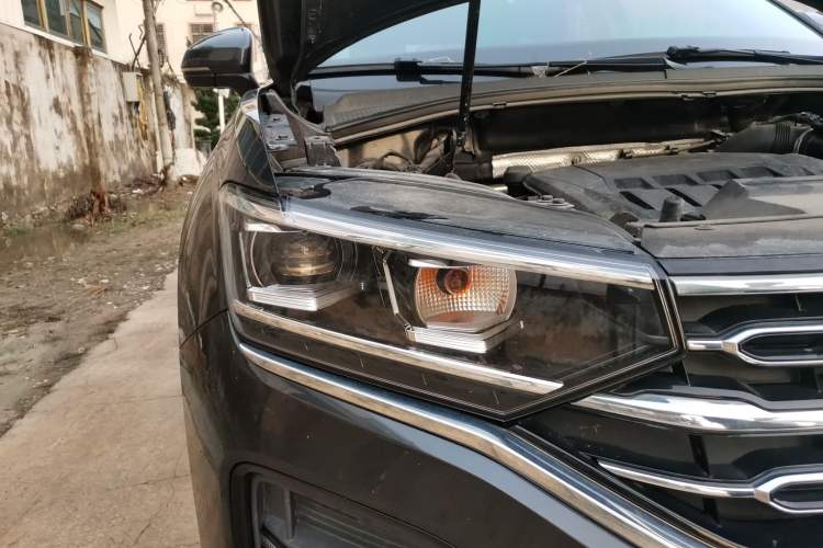 Used Volkswagen Tayron 2021 330TSI Two-Wheel-Drive 3rd Anniversary Limited Edition Right Front Headlight