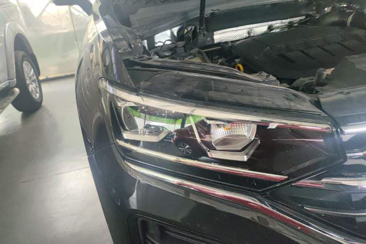 Used Volkswagen Tayron 2021 330TSI Two-Wheel-Drive 3rd Anniversary Limited Edition Right Front Headlight
