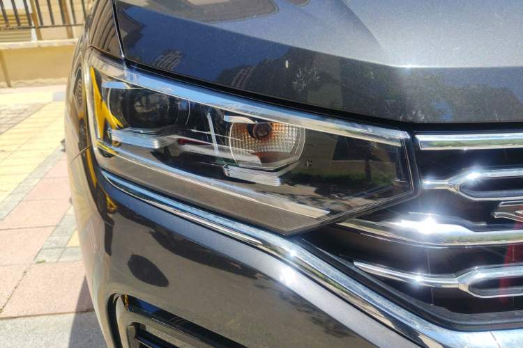 Used Volkswagen Tayron 2021 380TSI All-Wheel Drive R-Line Connected Version Right Front Headlight