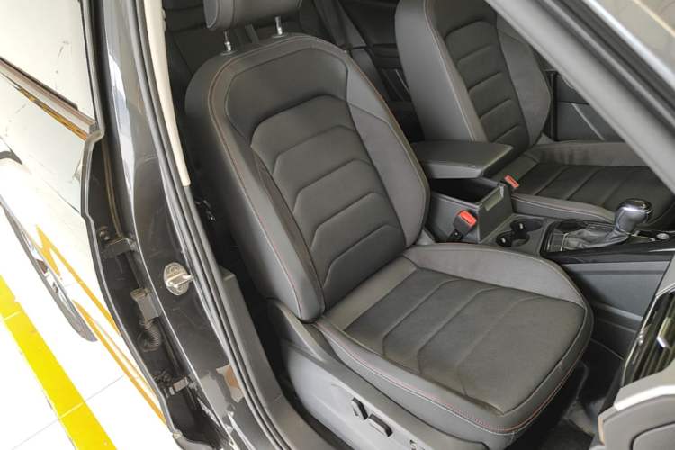Used Volkswagen Tayron 2021 330TSI Two-Wheel-Drive 3rd Anniversary Limited Edition Right Front Seat