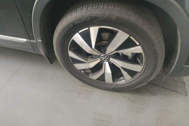 Used Volkswagen Tayron 2021 330TSI Two-Wheel-Drive 3rd Anniversary Limited Edition Right Front Wheel Hub