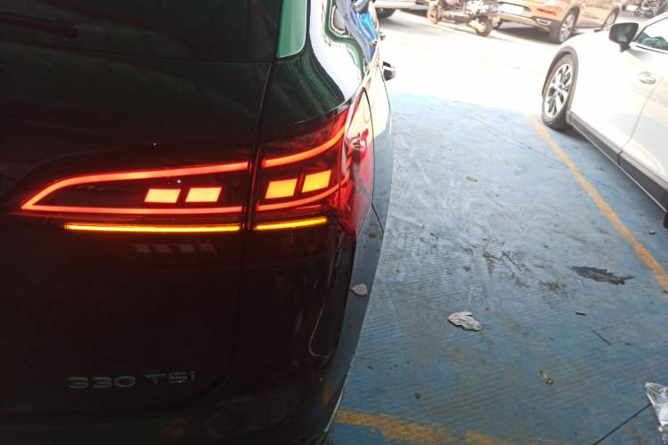 Used Volkswagen Tayron 2021 330TSI Two-Wheel-Drive 3rd Anniversary Limited Edition Right Rear Taillight