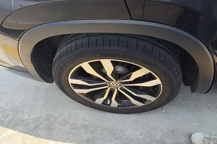 Used Volkswagen Tayron 2021 380TSI All-Wheel Drive R-Line Connected Version Right Rear Wheel Hub