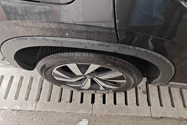 Used Volkswagen Tayron 2021 330TSI Two-Wheel-Drive 3rd Anniversary Limited Edition Right Rear Wheel Hub