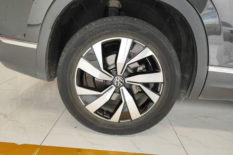 Used Volkswagen Tayron 2021 330TSI Two-Wheel-Drive 3rd Anniversary Limited Edition Right Rear Wheel Hub