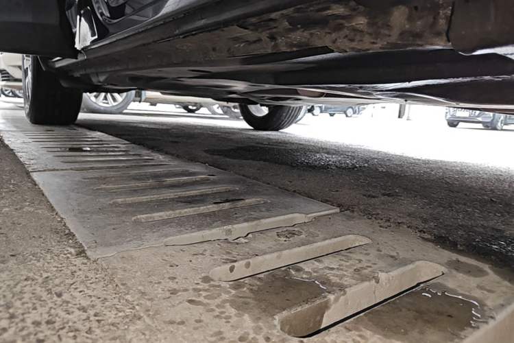 Used Volkswagen Tayron 2021 330TSI Two-Wheel-Drive 3rd Anniversary Limited Edition Right Side Sill