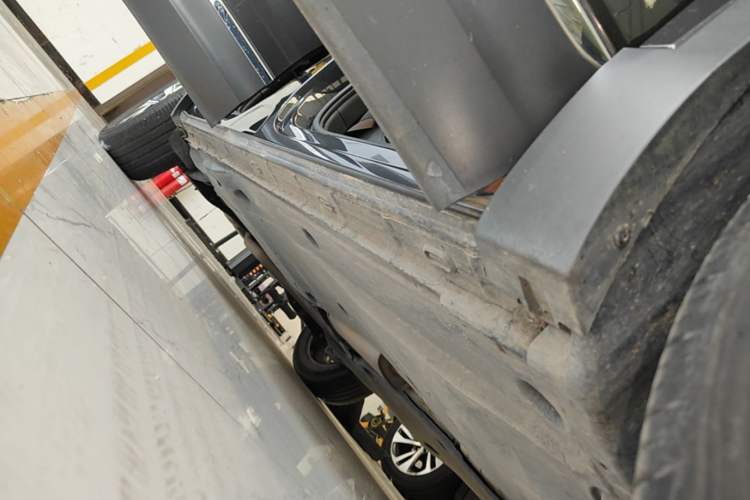 Used Volkswagen Tayron 2021 330TSI Two-Wheel-Drive 3rd Anniversary Limited Edition Right Side Sill