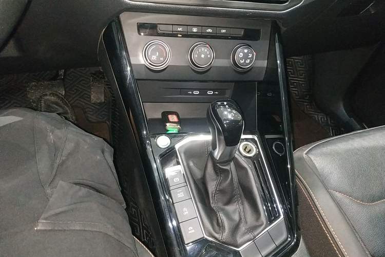 Used Volkswagen Tayron 2021 330TSI Two-Wheel Drive 30th Anniversary Edition Gear Lever