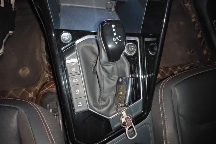 Used Volkswagen Tayron 2021 330TSI Two-Wheel-Drive 3rd Anniversary Limited Edition Gear Lever