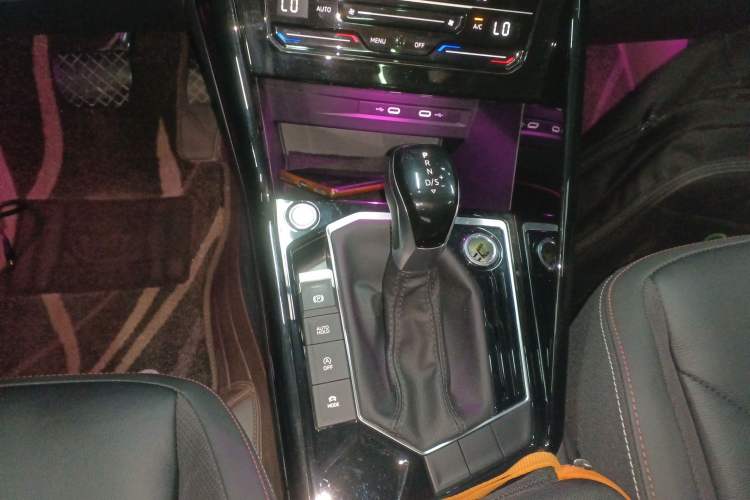 Used Volkswagen Tayron 2021 330TSI Two-Wheel-Drive 3rd Anniversary Limited Edition Gear Lever