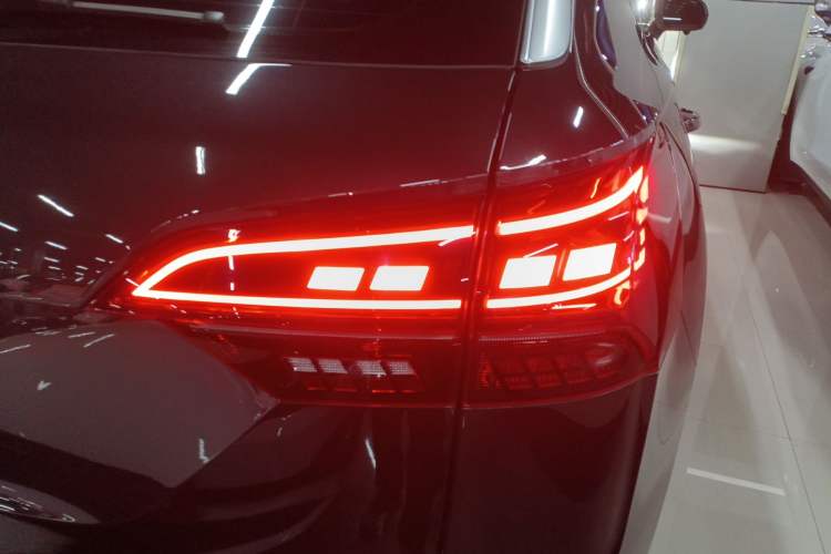 Used Volkswagen Tayron 2021 330TSI Two-Wheel-Drive 3rd Anniversary Limited Edition Right Rear Taillight